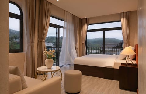 Bed, Photo of the whole room, Seating area, Bedroom