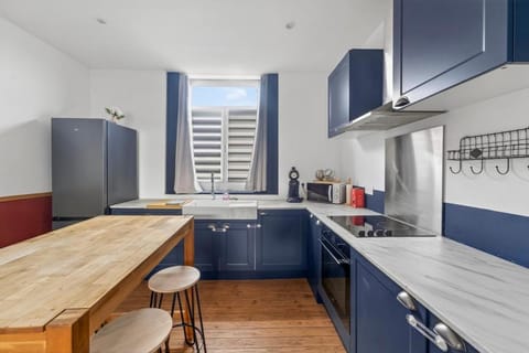 Kitchen or kitchenette, Dining area, oven