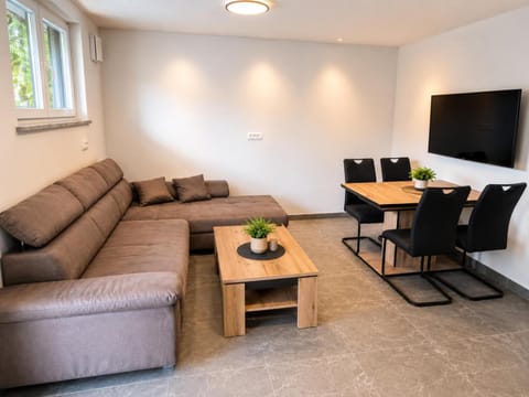TV and multimedia, Living room, Seating area, Dining area