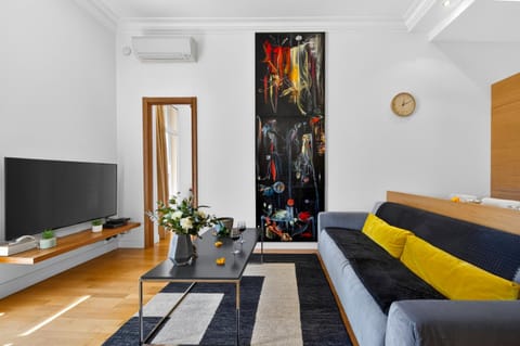 Communal lounge/ TV room, TV and multimedia, Living room, Seating area, air conditioner