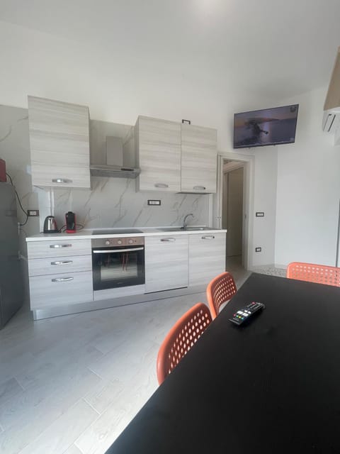 TV and multimedia, Kitchen or kitchenette, dishwasher, oven, stove