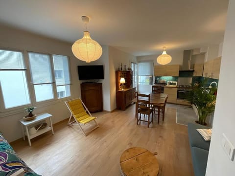 Kitchen or kitchenette, Living room, Seating area, Dining area, oven, stove