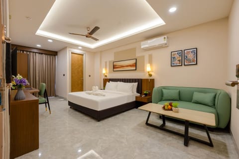 Bed, TV and multimedia, Photo of the whole room, Seating area, Bedroom, wardrobe, air conditioner