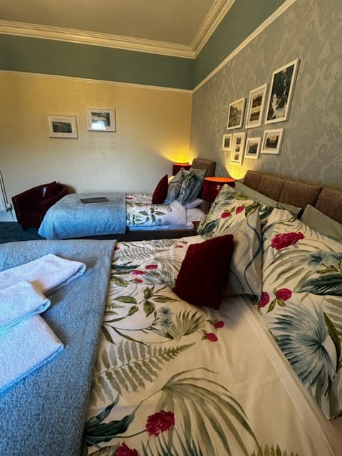 Bed, Photo of the whole room, Seating area, Bedroom