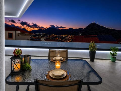 Balcony/Terrace, Dining area, Mountain view, Sunset
