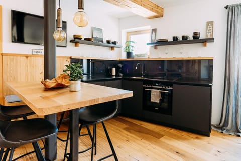 TV and multimedia, Kitchen or kitchenette, Seating area