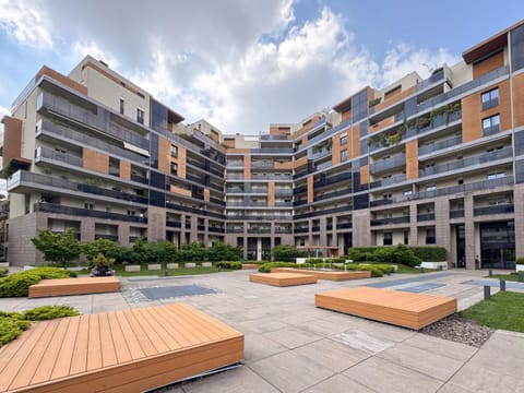 Property building, Garden, City view, Garden view, Location