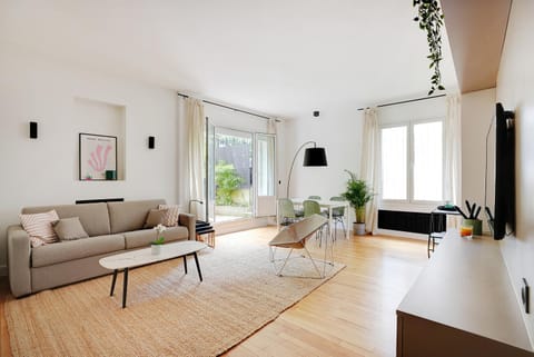 Property building, TV and multimedia, Living room, Seating area