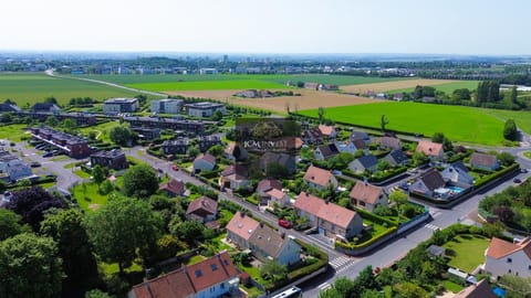 Bird's eye view, Location