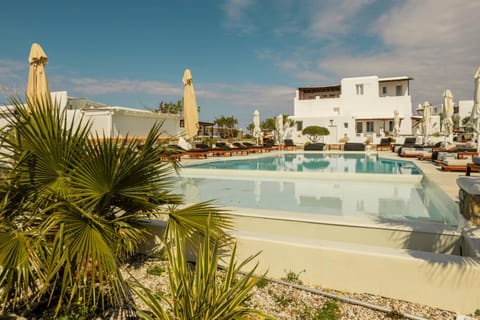 Property building, Swimming pool, sunbed