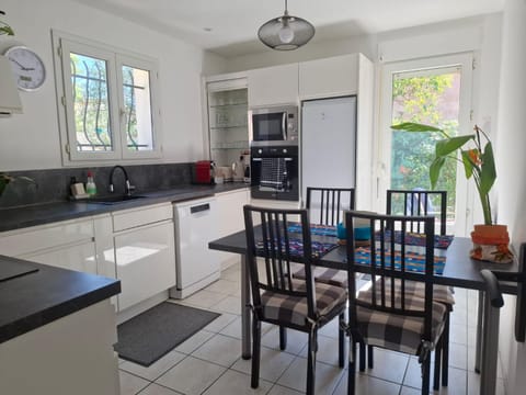Kitchen or kitchenette, Dining area, dishwasher, oven, stove, toaster