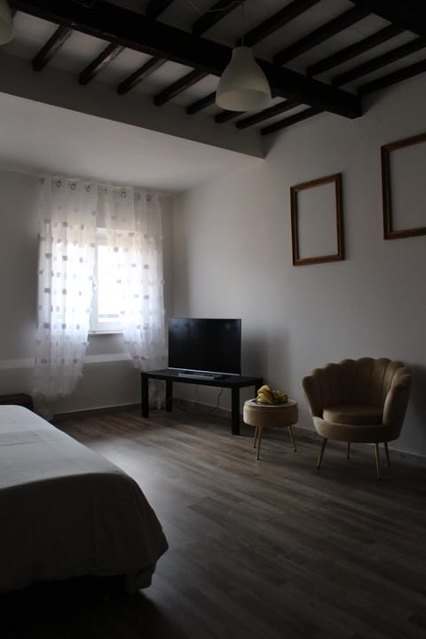 Bed, Seating area, Bedroom