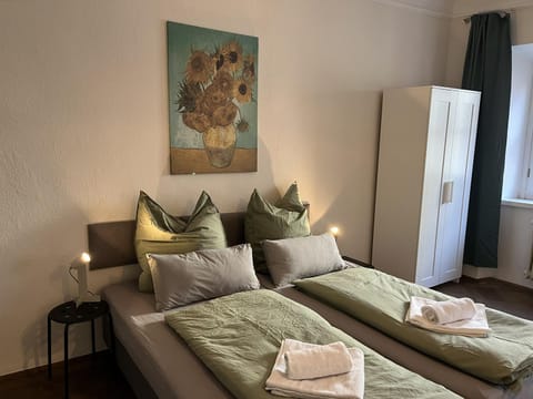 Bed, Bedroom, towels