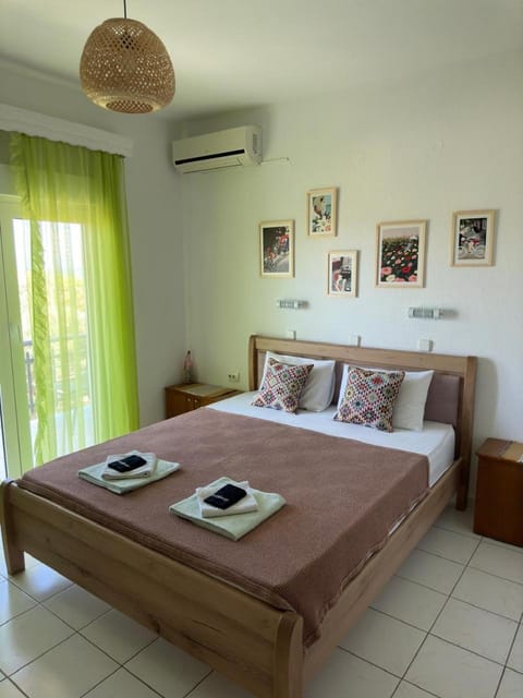 Bed, Bedroom, towels, air conditioner