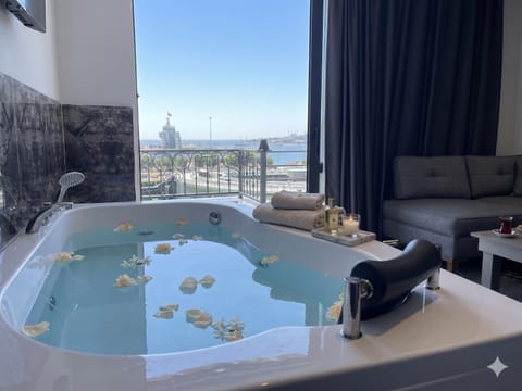 Natural landscape, Hot Tub, View (from property/room), Spa and wellness centre/facilities, City view, Landmark view, Sea view, Street view, Quiet street view, Bath