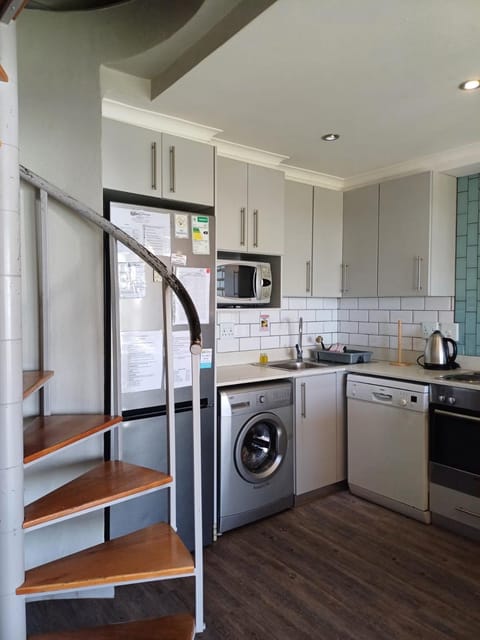 Kitchen or kitchenette, washing machine