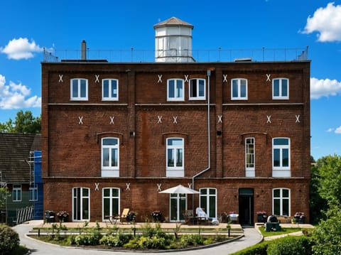 Property building, Balcony/Terrace, Dining area, Garden view