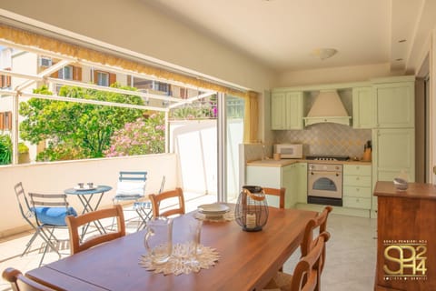 Kitchen or kitchenette, Dining area, stove