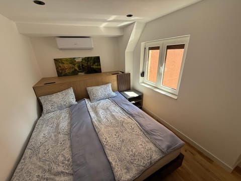 Bed, Photo of the whole room, Bedroom, air conditioner