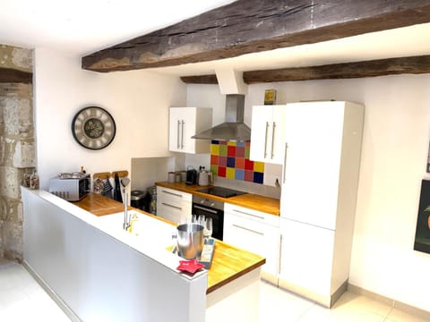 Kitchen or kitchenette, minibar, oven, stove, toaster