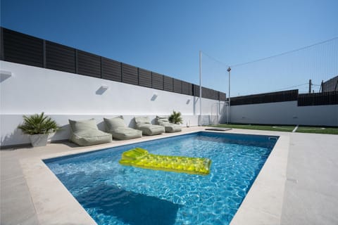 Day, Pool view, Swimming pool, sunbed