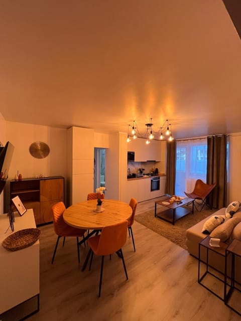 Bed, TV and multimedia, Kitchen or kitchenette, Living room, Seating area, Dining area