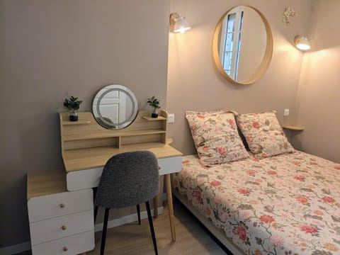 Photo of the whole room, Seating area, Bedroom