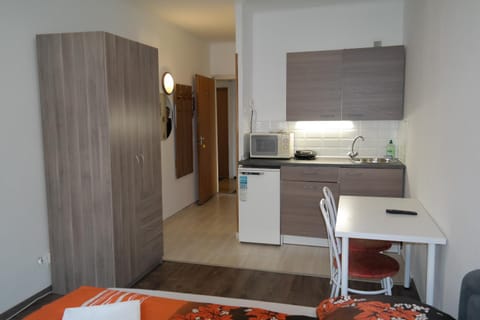 Photo of the whole room, Animals, Bedroom