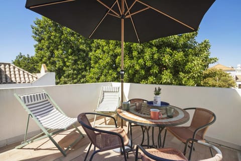 Property building, Balcony/Terrace, Living room