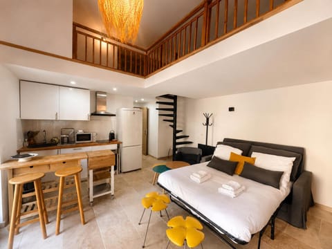 Bed, Kitchen or kitchenette, Living room, Photo of the whole room, Seating area, Dining area, Bedroom, stove