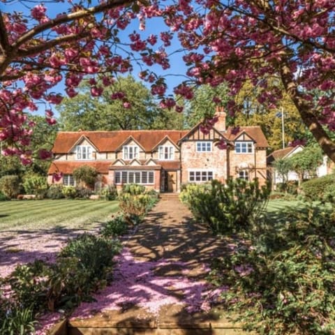 Property building, Facade/entrance, Day, Garden, View (from property/room), Garden view