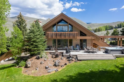 Property building, Patio, Day, Natural landscape, Summer, Garden, Hot Tub, Balcony/Terrace, Mountain view, Swimming pool
