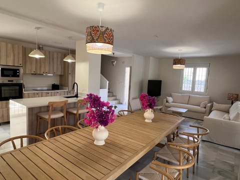 Communal lounge/ TV room, TV and multimedia, Kitchen or kitchenette, Seating area, Dining area