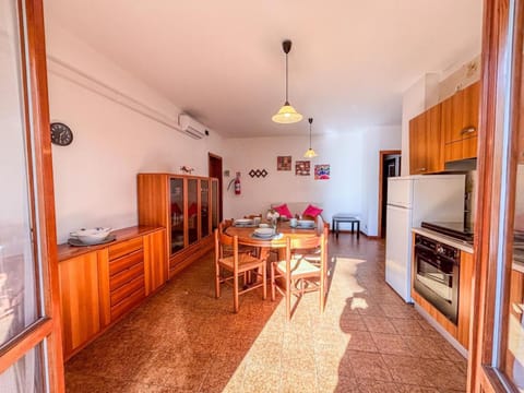Kitchen or kitchenette, Seating area, oven, air conditioner