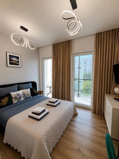 Bed, TV and multimedia, Photo of the whole room, Bedroom, towels