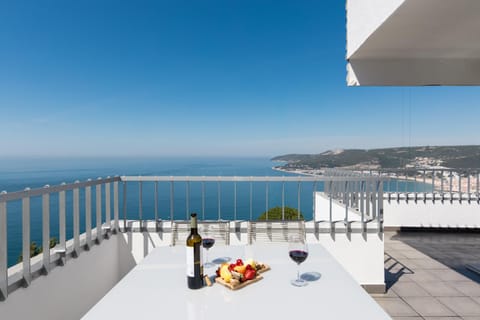 Natural landscape, Balcony/Terrace, Dining area, Food, Sea view