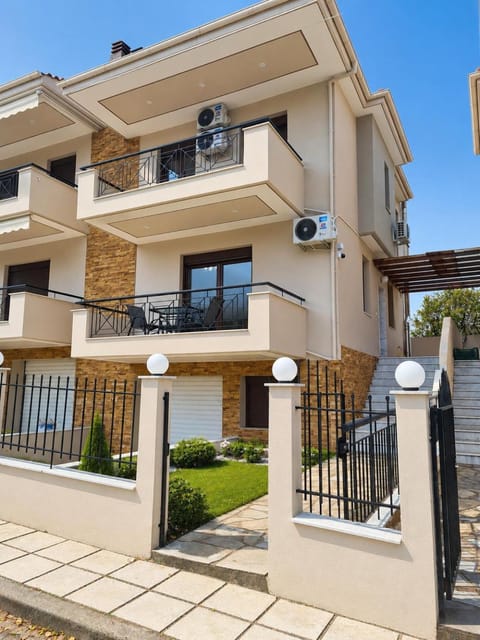 Property building, Facade/entrance, Day, View (from property/room), Balcony/Terrace