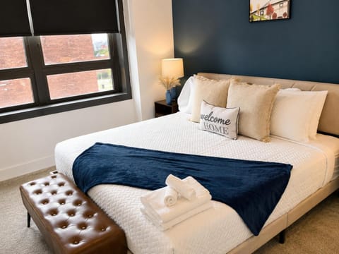 Bed, Photo of the whole room, Decorative detail, Seating area, Bedroom, towels