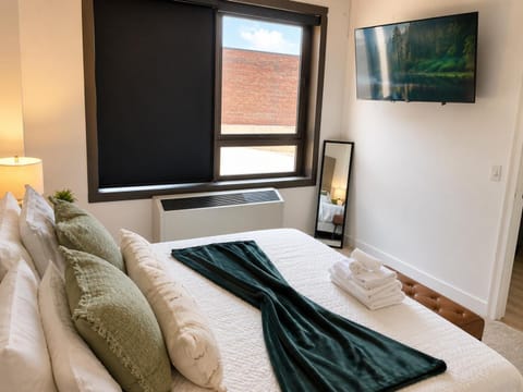 Bed, TV and multimedia, Bedroom, towels, air conditioner
