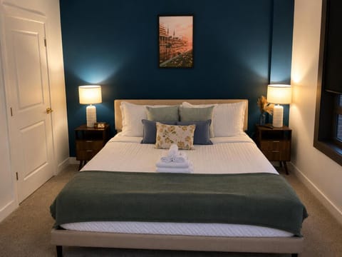 Bed, Photo of the whole room, Bedroom, towels
