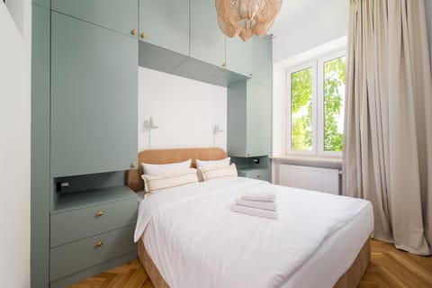 Bedroom, towels