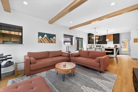 Day, TV and multimedia, Kitchen or kitchenette, Living room, furniture