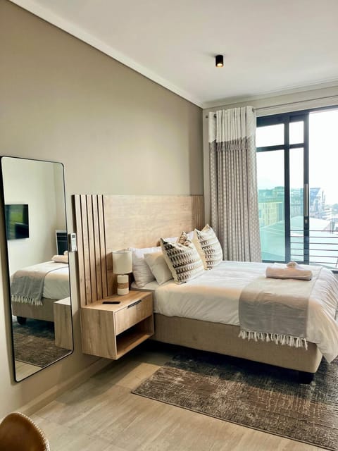 Property building, Bed, TV and multimedia, View (from property/room), Bedroom, City view