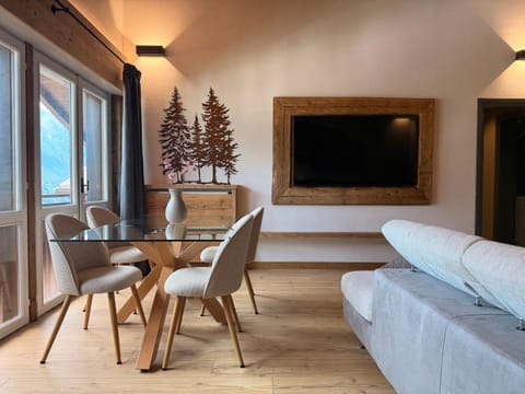 Communal lounge/ TV room, TV and multimedia, Living room, Dining area, Evening entertainment