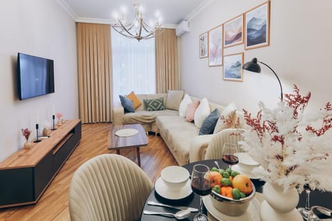 Communal lounge/ TV room, TV and multimedia, Living room, Dining area