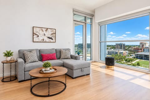 Patio, Day, Natural landscape, View (from property/room), Balcony/Terrace, Living room, Seating area, City view