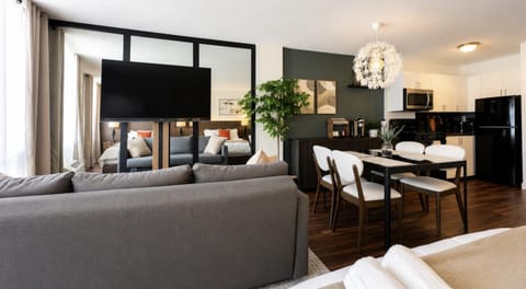 TV and multimedia, Living room, Photo of the whole room, Seating area, Dining area