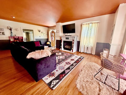 TV and multimedia, Living room, Seating area, fireplace