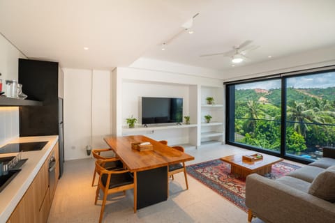 Communal lounge/ TV room, Natural landscape, TV and multimedia, Living room, Seating area