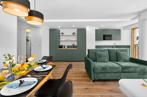 Communal lounge/ TV room, TV and multimedia, Living room, Seating area, Dining area